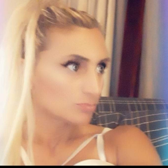 Meet your Posher, Donna - Picture 2 of 2